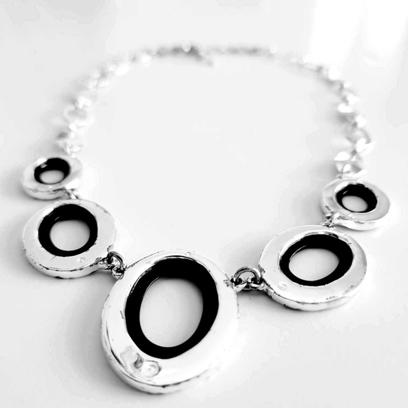 Vintage NINE WEST Reversible Silver Tone Black Oval Disc Choker Necklace - Picture 10 of 11